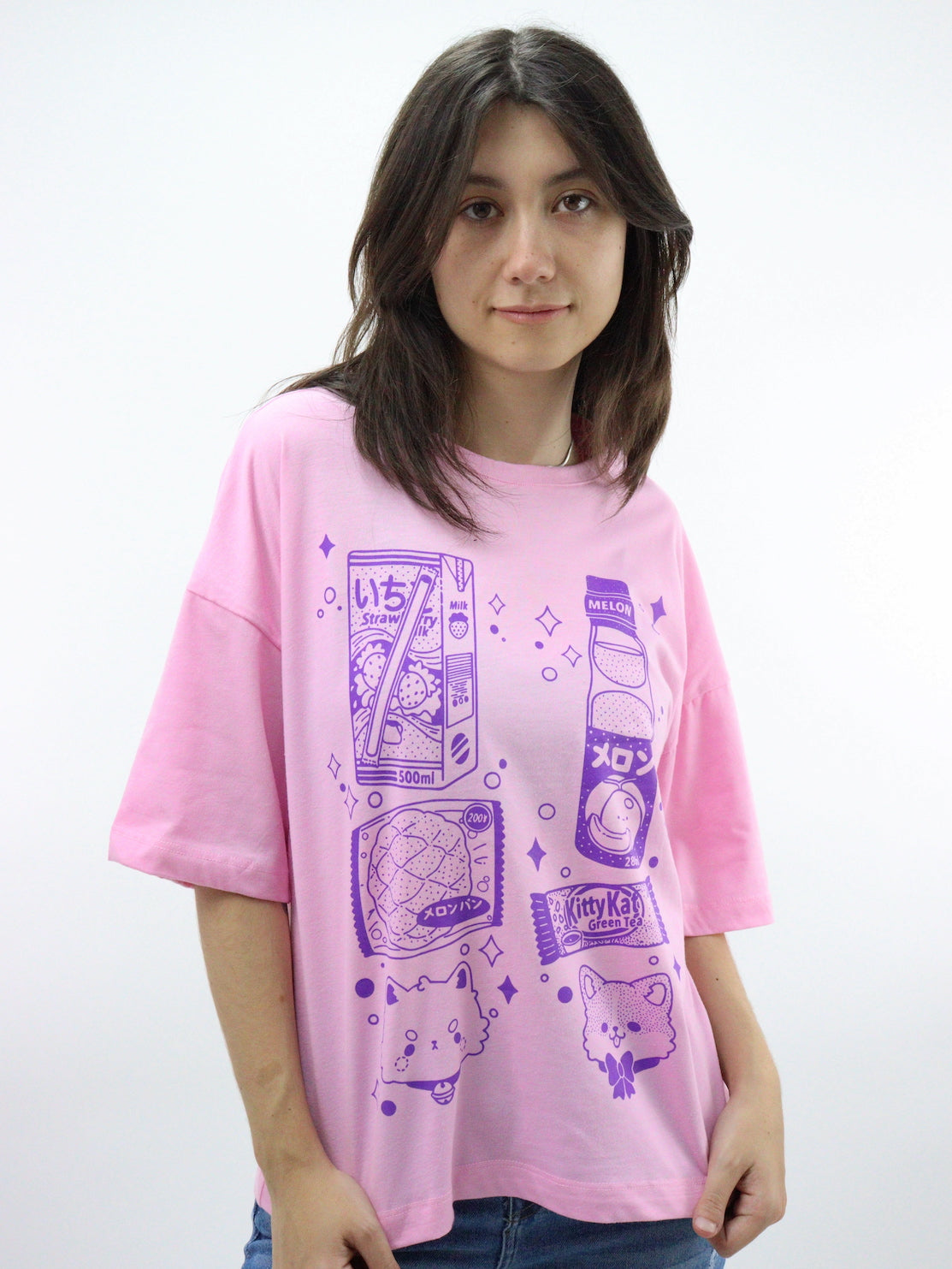 Playera oversize de color rosa con estampado