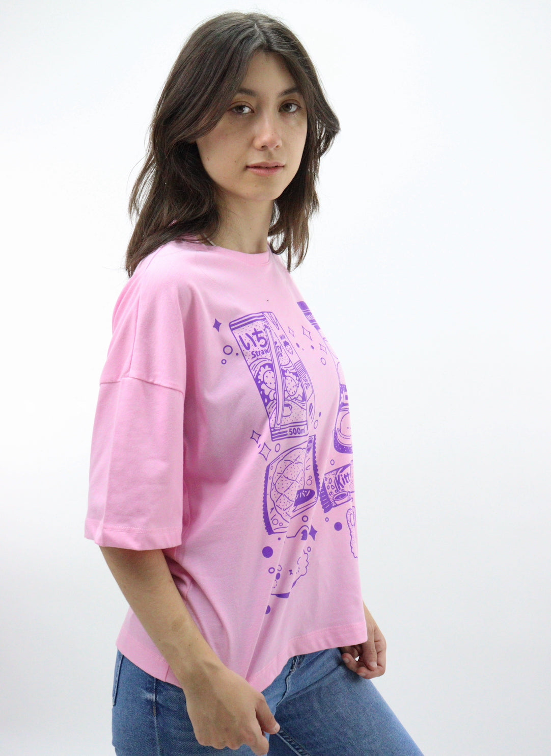 Playera oversize de color rosa con estampado