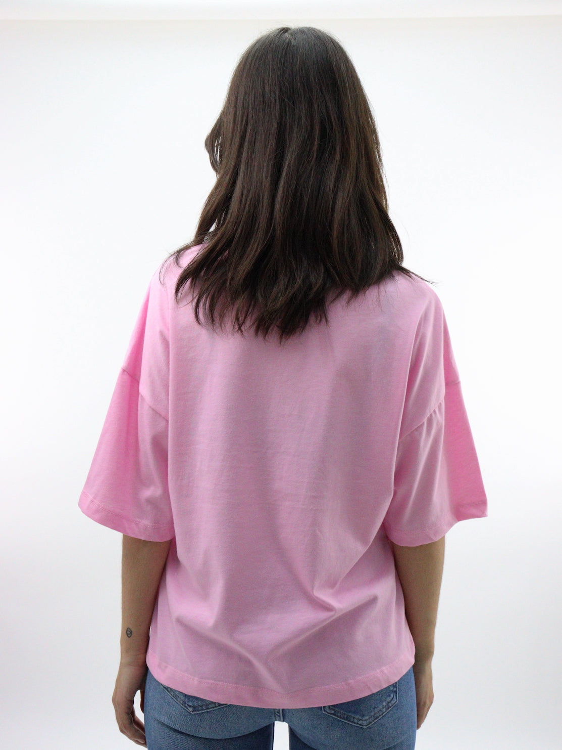Playera oversize de color rosa con estampado