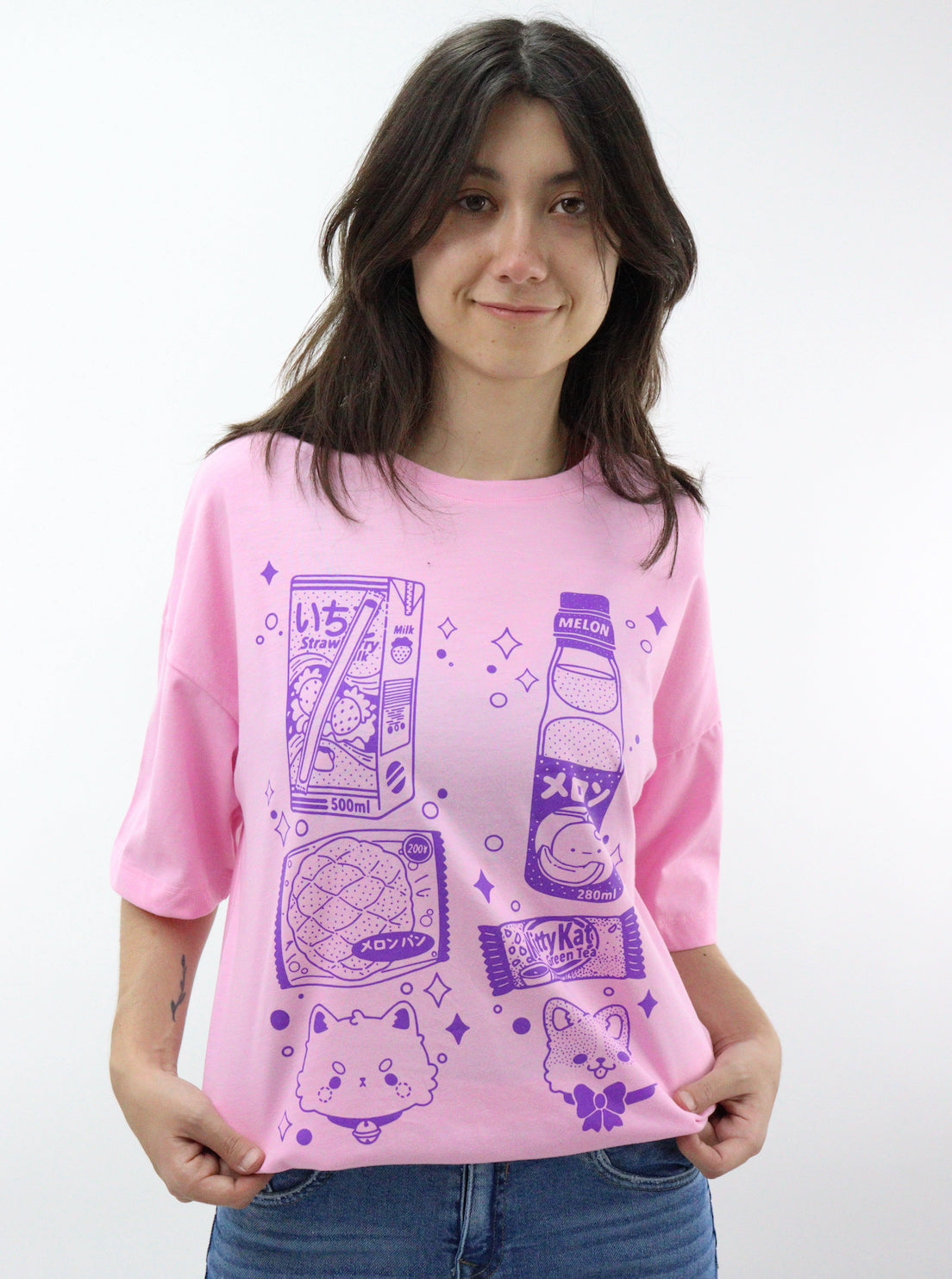 Playera oversize de color rosa con estampado