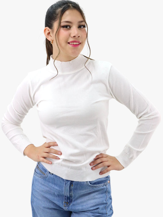 Suéter ligero tejido de color blanco cuello alto