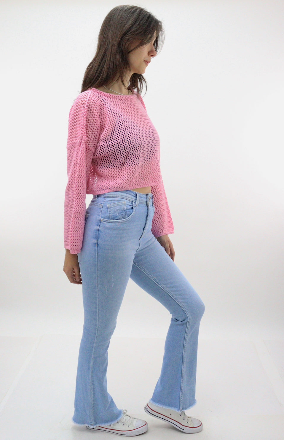 Jeans acampanado tiro alto de color azul claro con destrucción