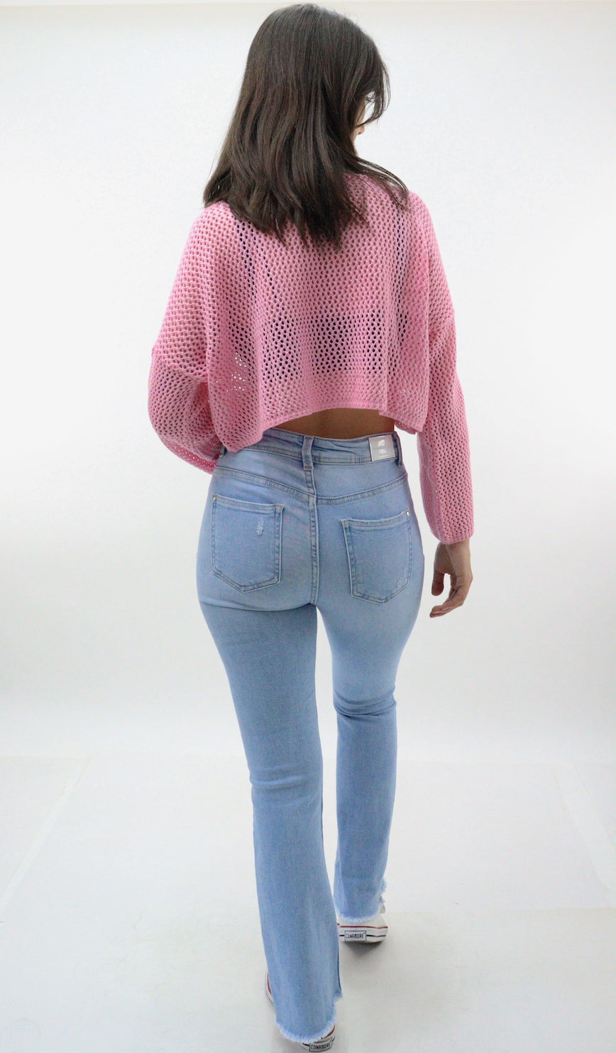 Jeans acampanado tiro alto de color azul claro con destrucción