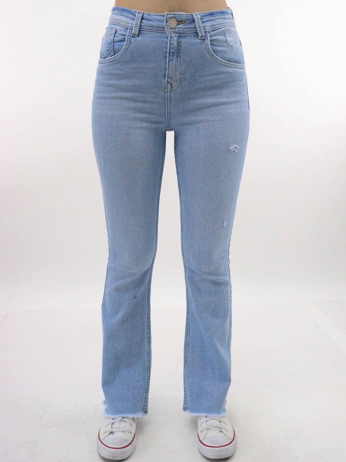 Jeans acampanado tiro alto de color azul claro con destrucción
