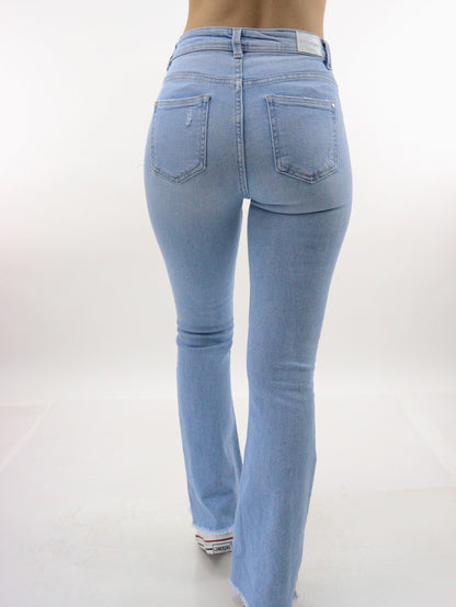Jeans acampanado tiro alto de color azul claro con destrucción