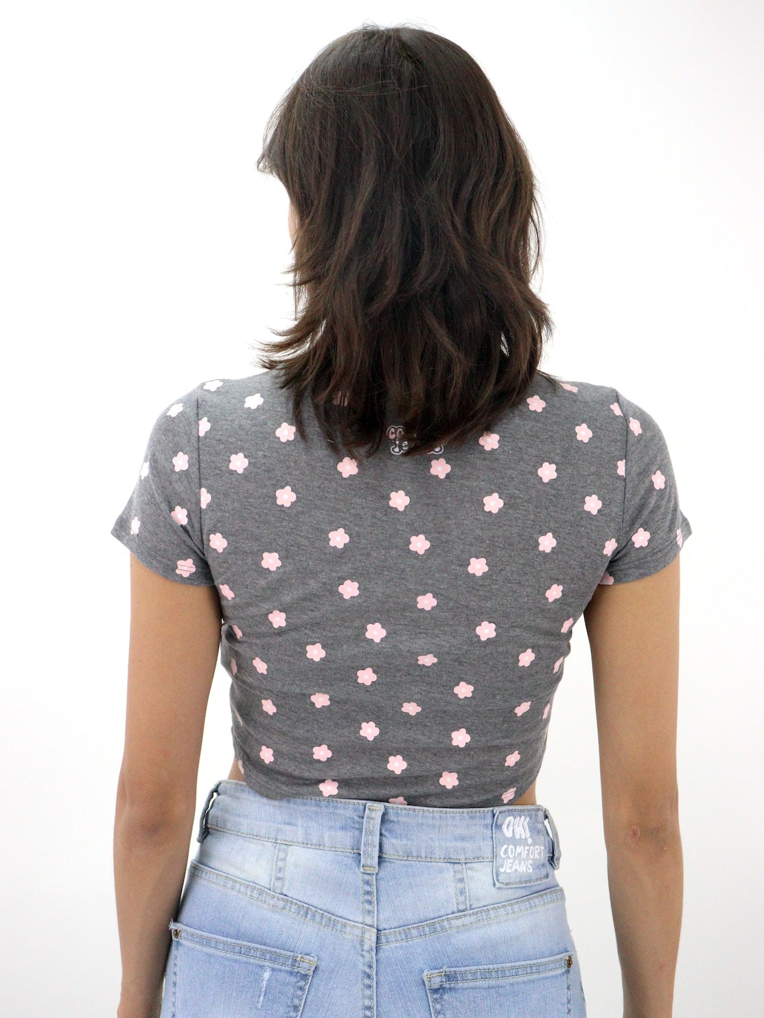 Playera manga corta de color gris con print floral