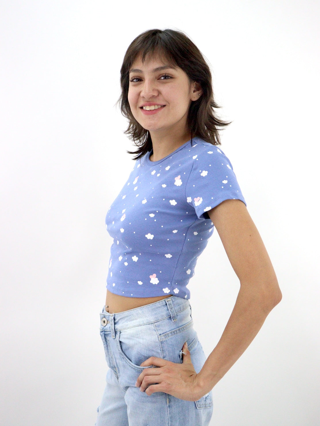 Playera manga corta con print de nubes
