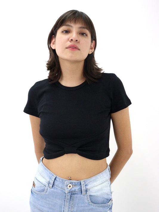 Playera manga corta color negro con diseño de moño