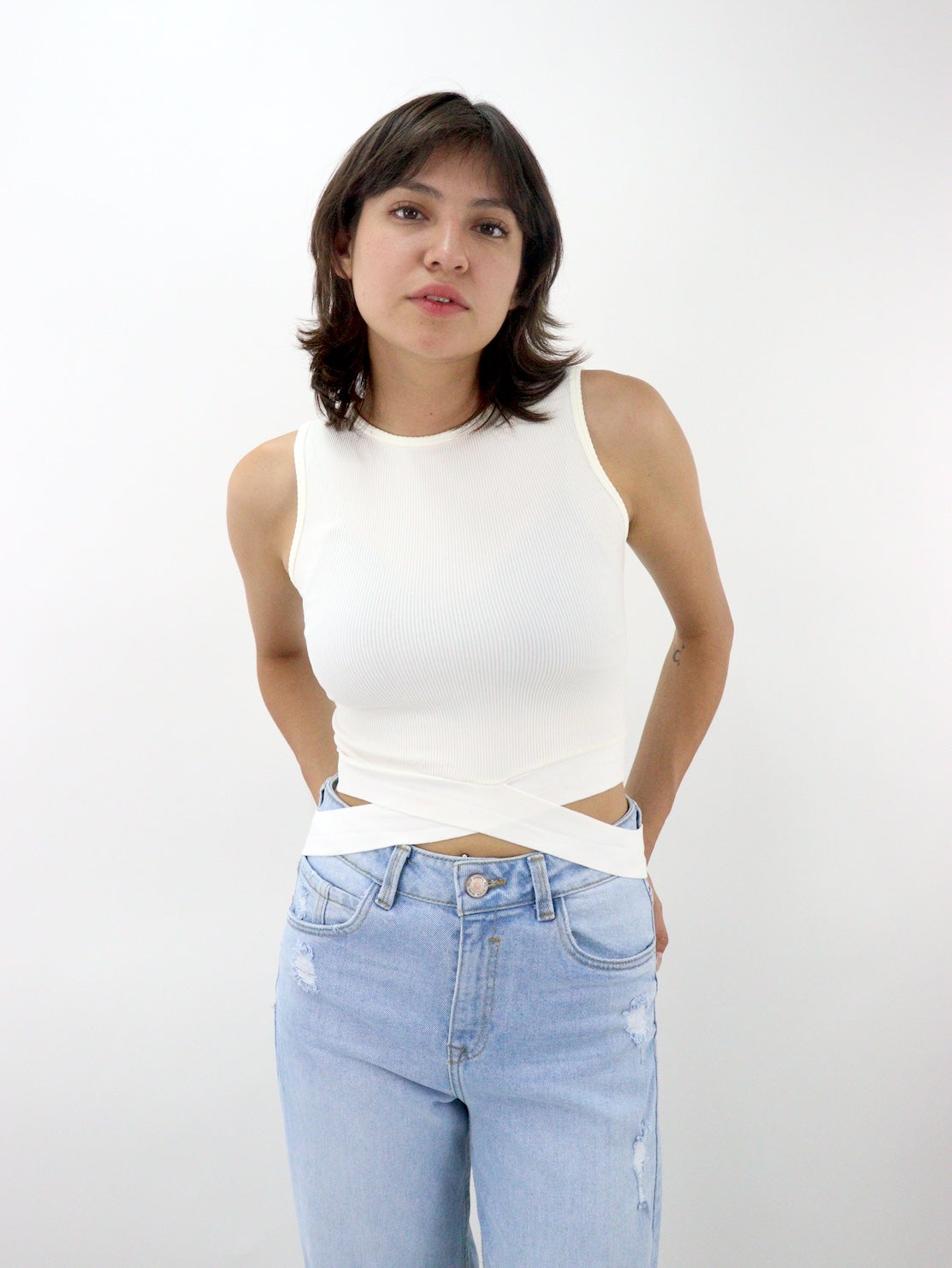 Blusa tank con cintas cruzadas de color hueso