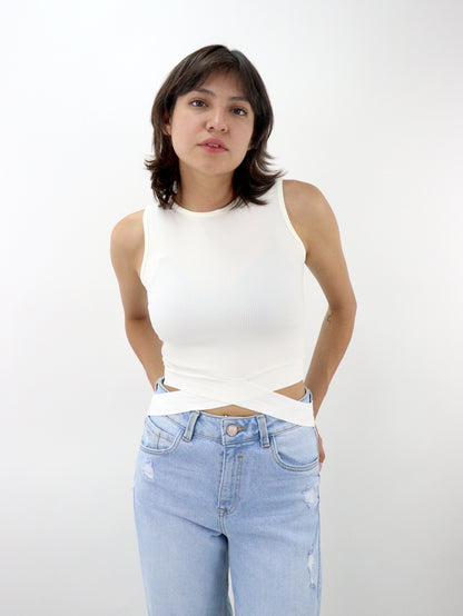 Blusa tank con cintas cruzadas de color hueso