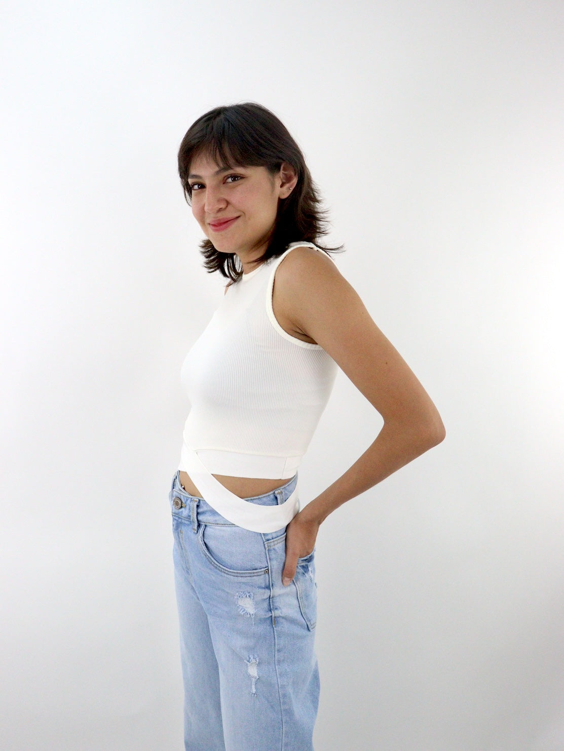 Blusa tank con cintas cruzadas de color hueso