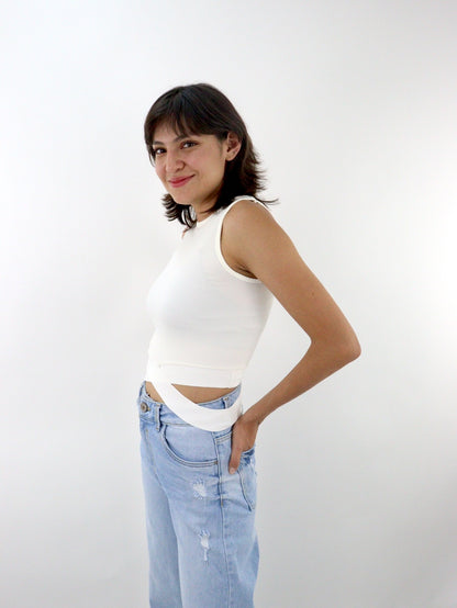 Blusa tank con cintas cruzadas de color hueso