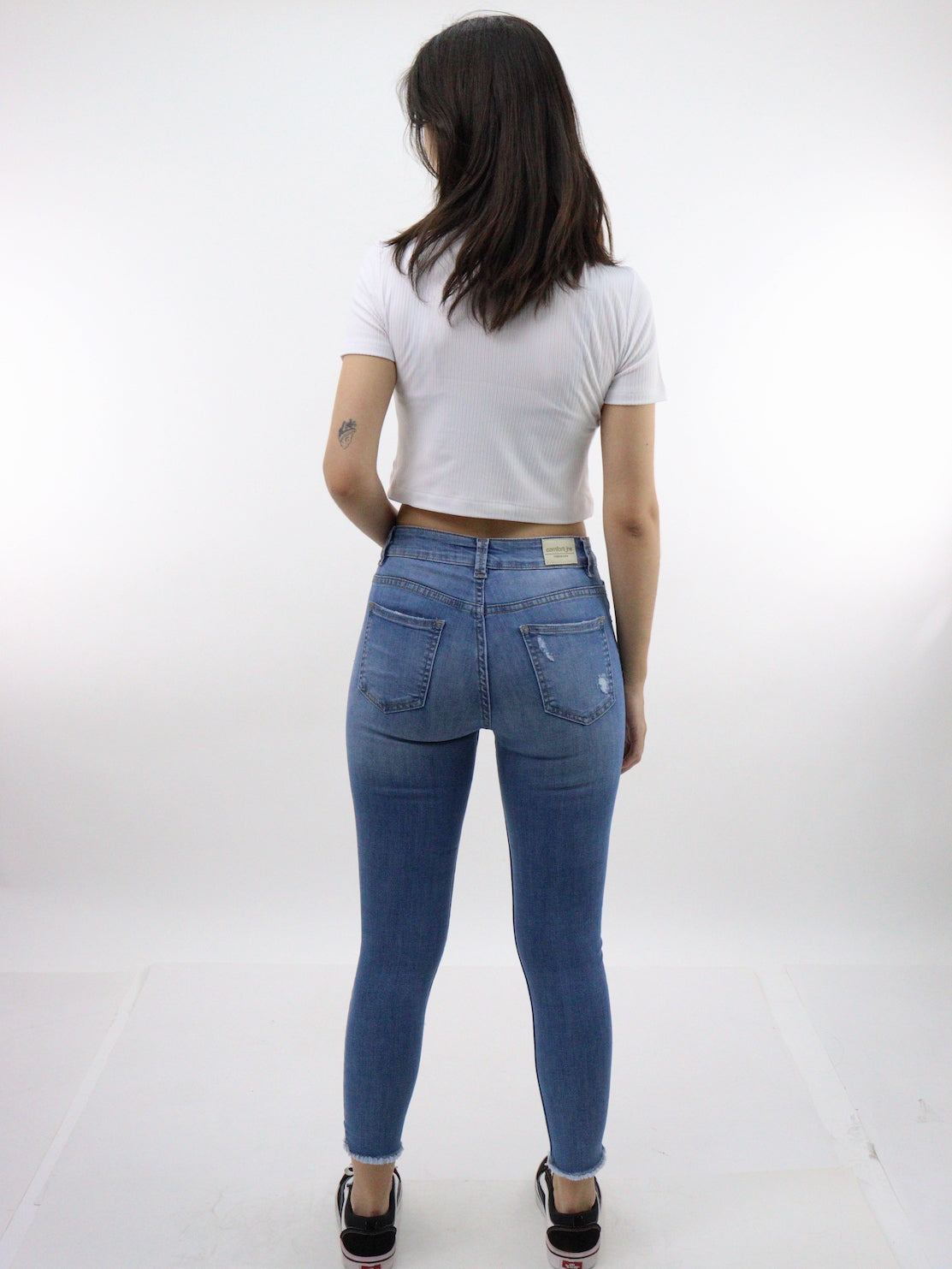 Jeans tobillero azul medio con destrucción