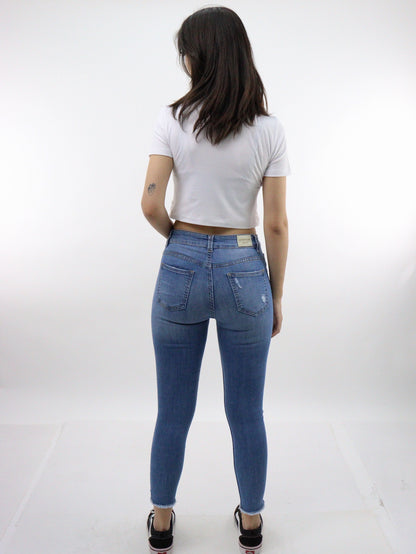 Jeans tobillero azul medio con destrucción