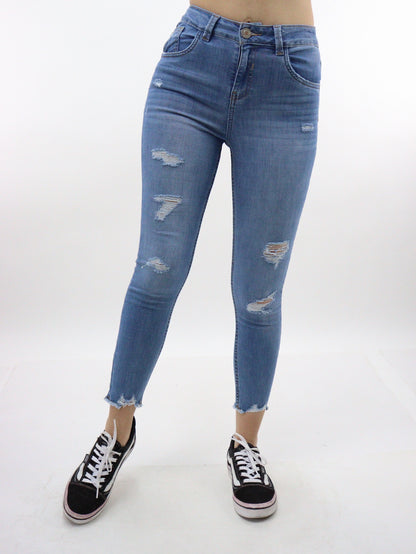 Jeans tobillero azul medio con destrucción