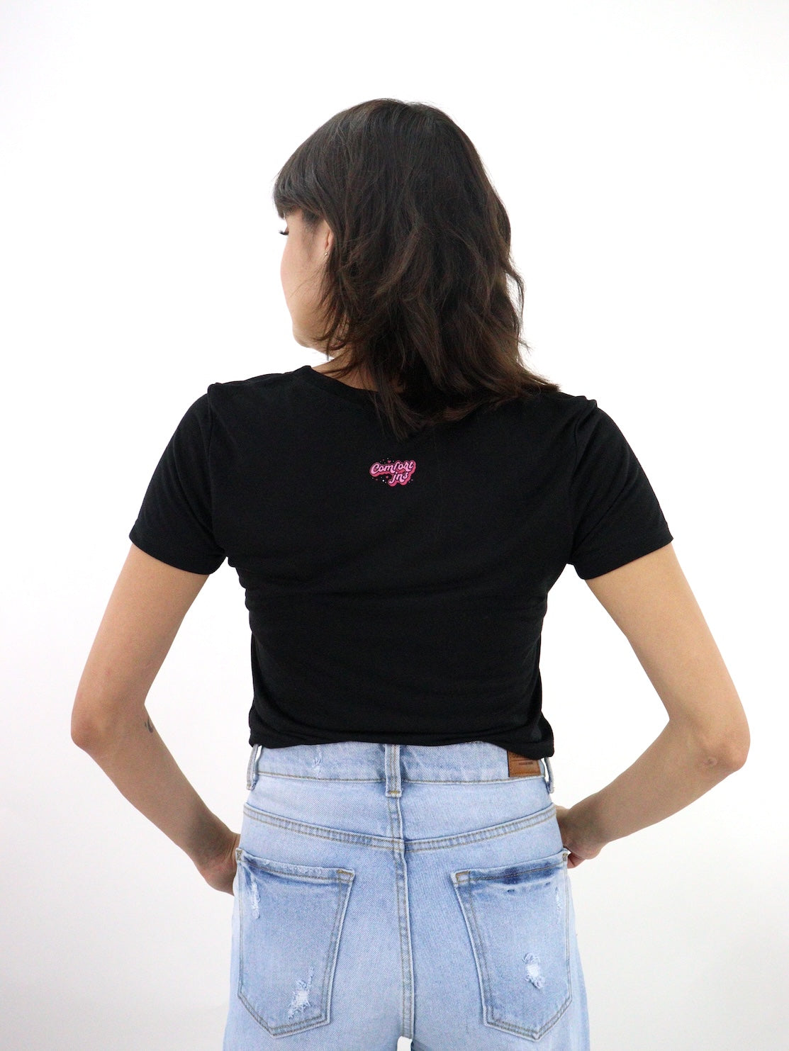 Playera manga corta de color negro con estampado