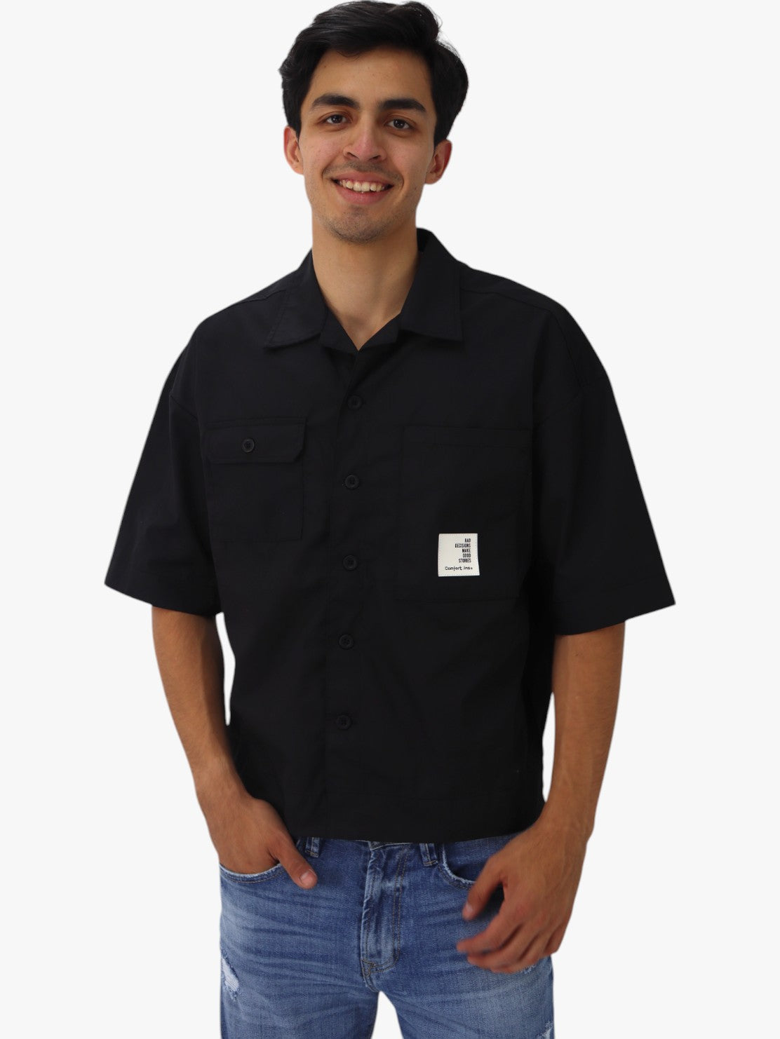 Camisa oversize con bolsillos de color negro