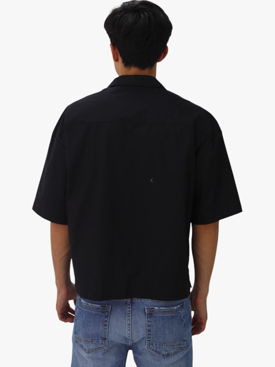 Camisa oversize con bolsillos de color negro
