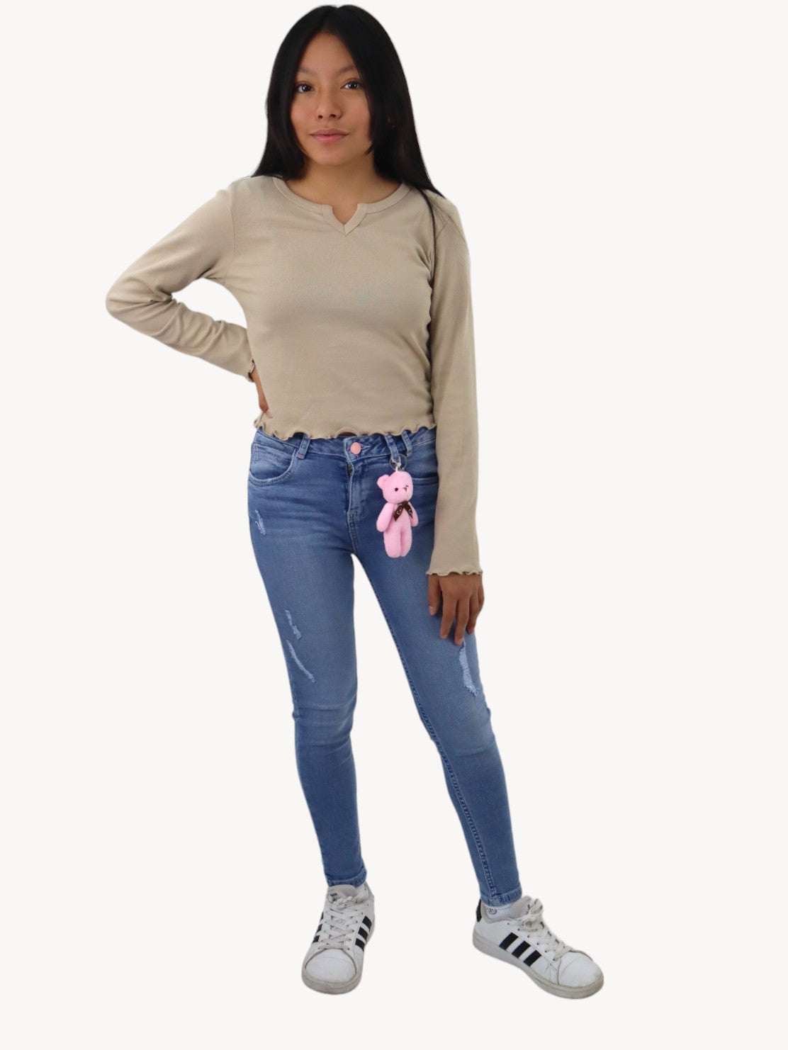 Jeans skinny con colgante decorativo