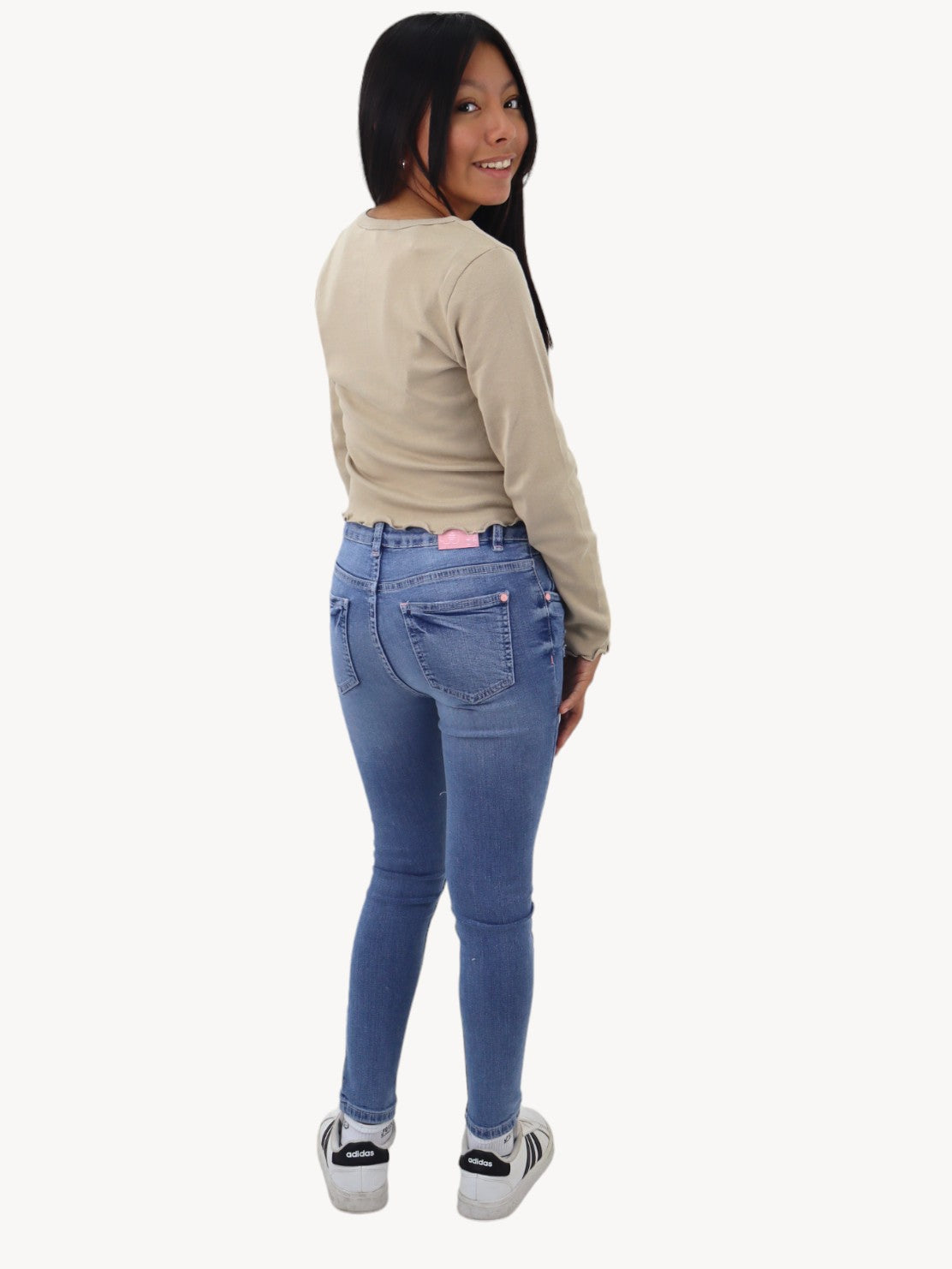 Jeans skinny con colgante decorativo