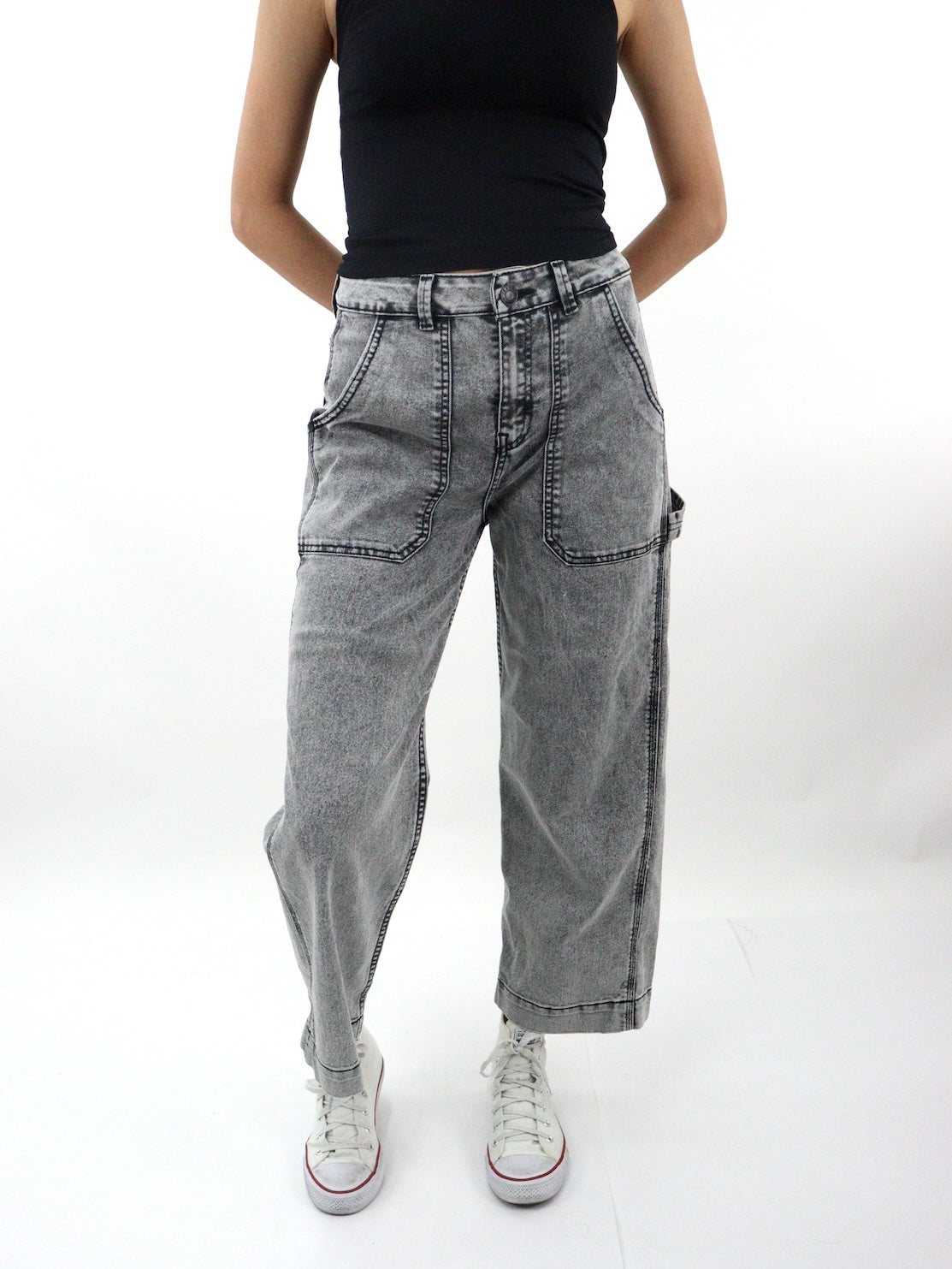 Jeans mom carpintero de color gris con snow