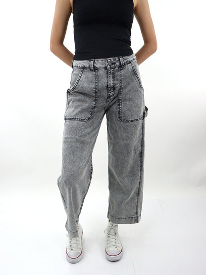 Jeans mom carpintero de color gris con snow