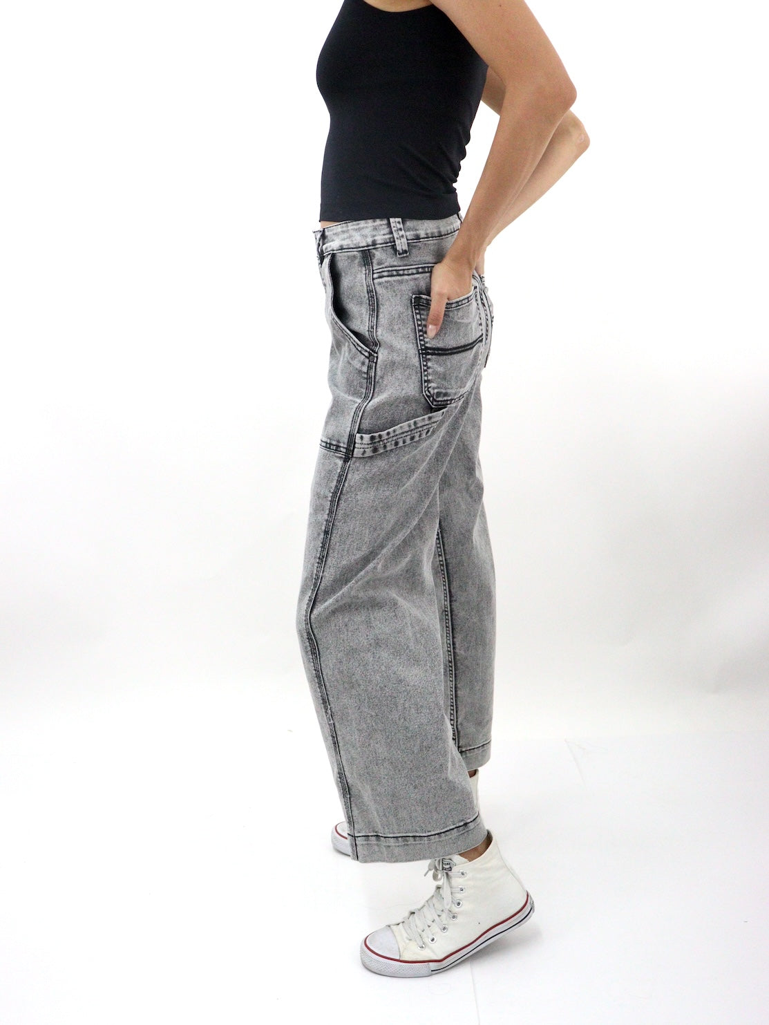 Jeans mom carpintero de color gris con snow