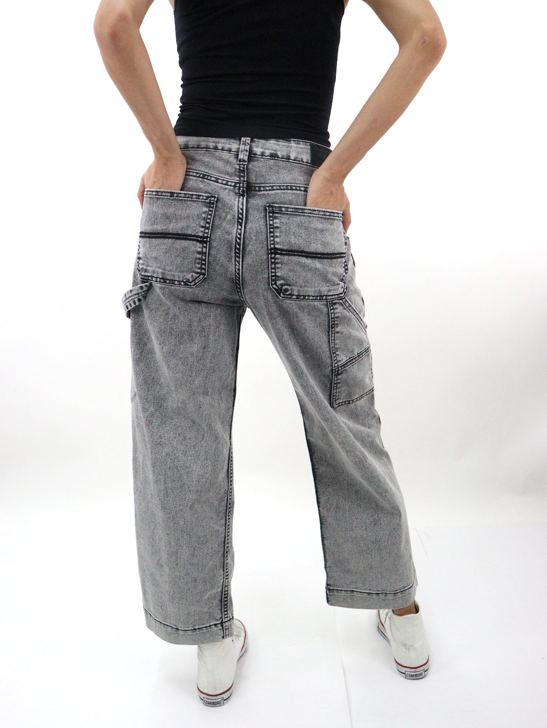 Jeans mom carpintero de color gris con snow