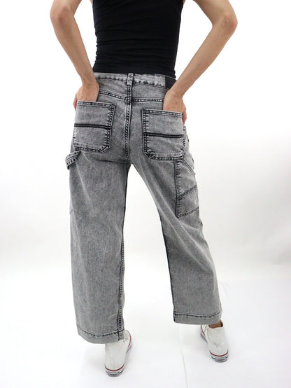 Jeans mom carpintero de color gris con snow