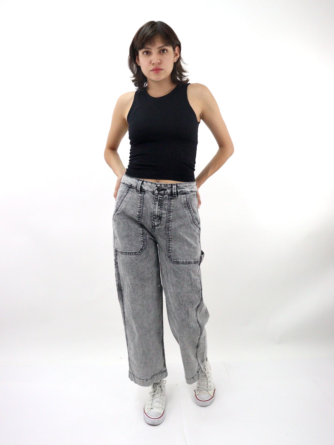 Jeans mom carpintero de color gris con snow