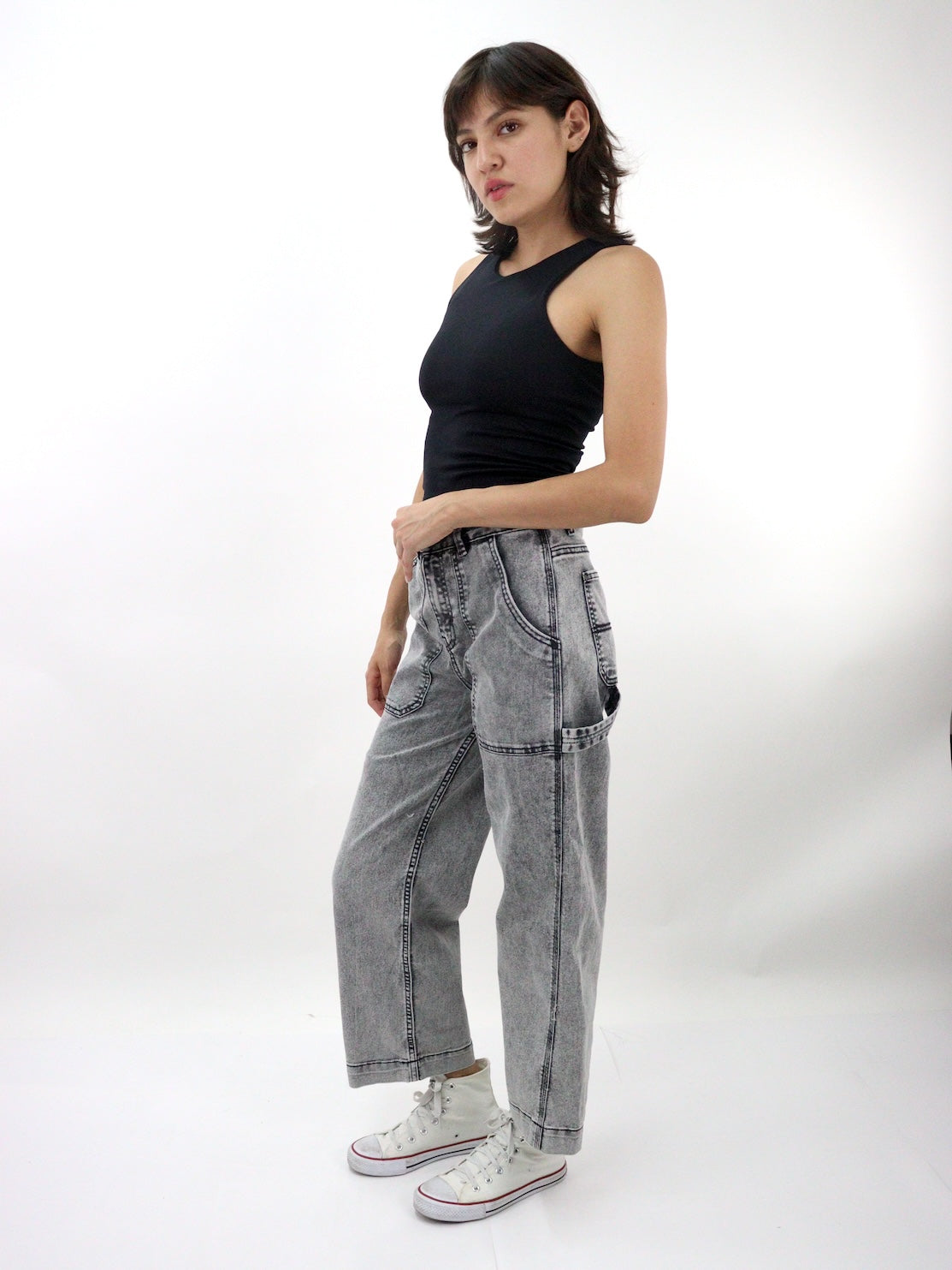 Jeans mom carpintero de color gris con snow