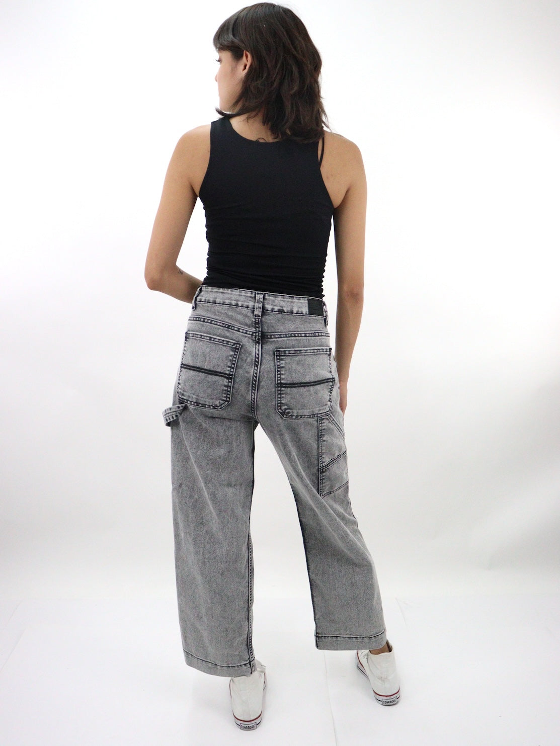 Jeans mom carpintero de color gris con snow