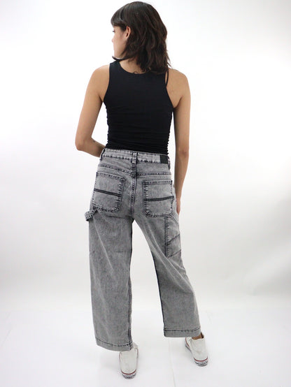 Jeans mom carpintero de color gris con snow
