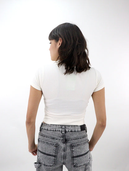 Playera crop manga corta de licra color hueso