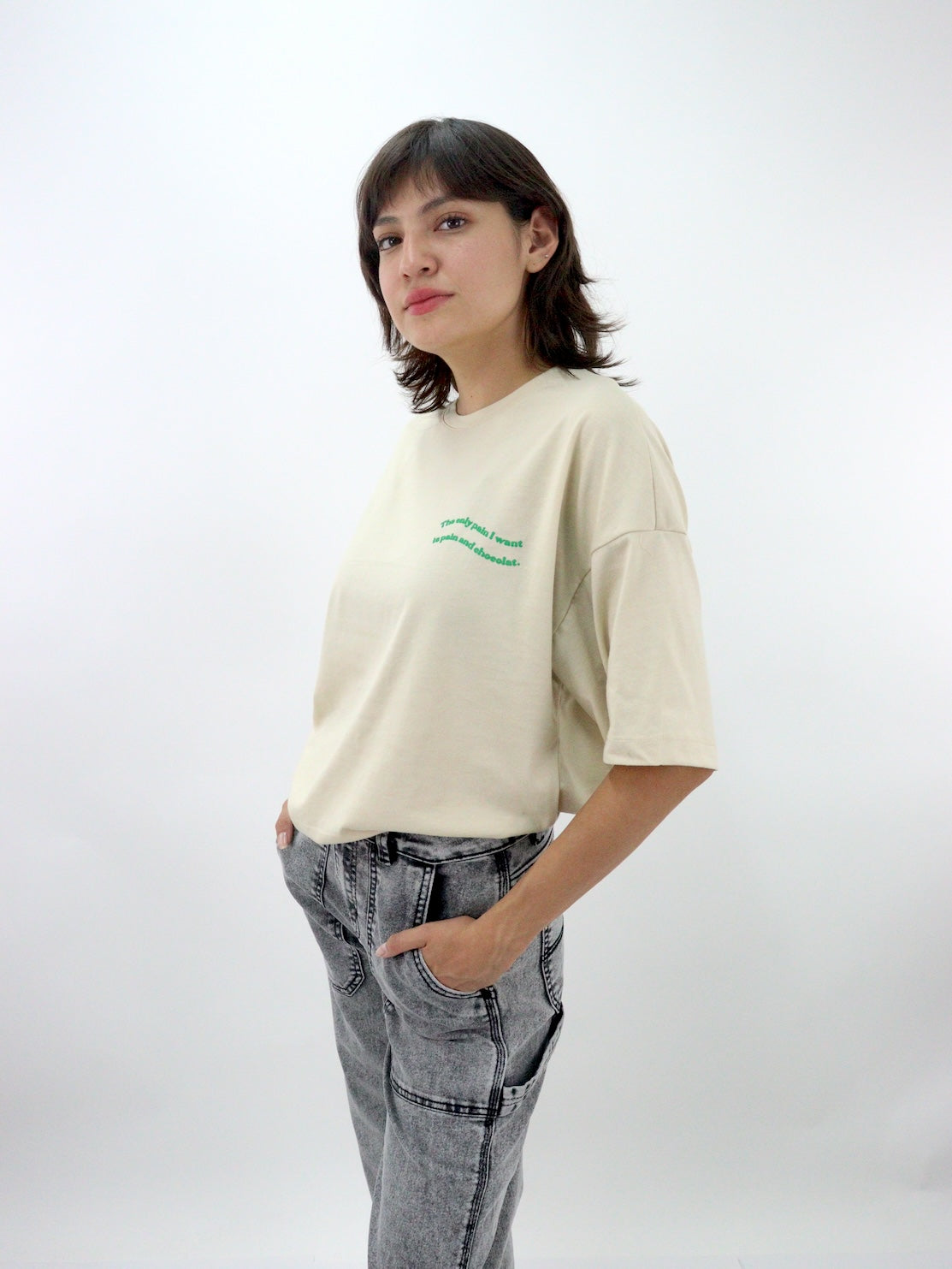 Playera oversize de color beige con estampado
