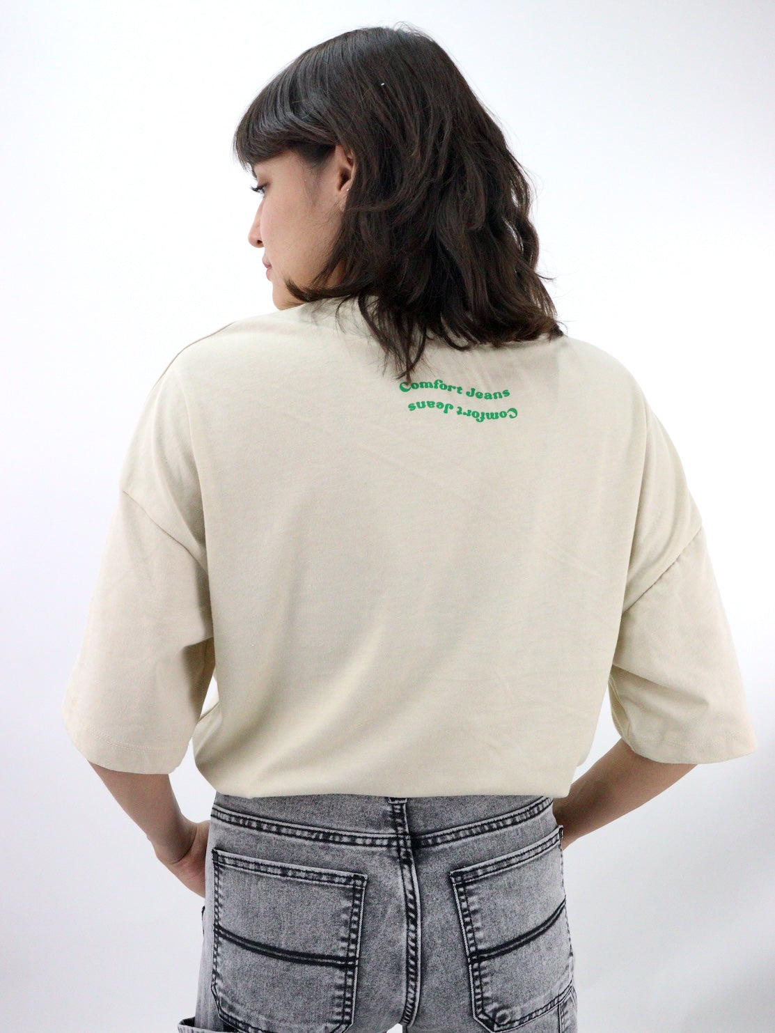 Playera oversize de color beige con estampado