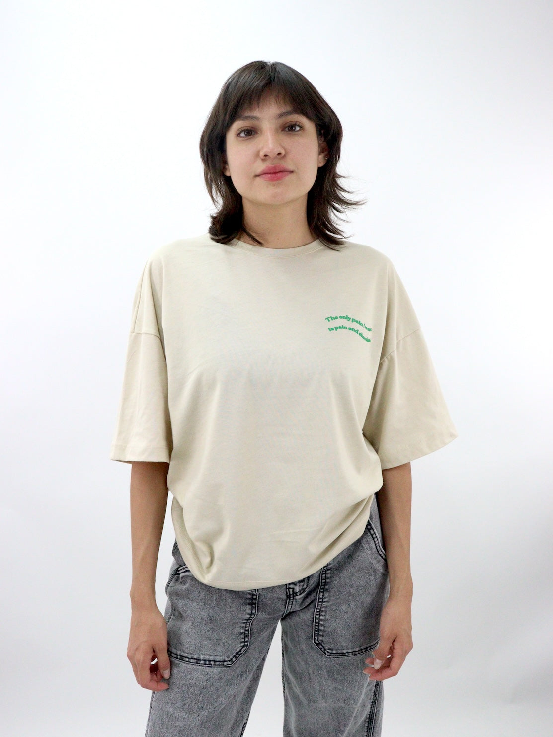 Playera oversize de color beige con estampado