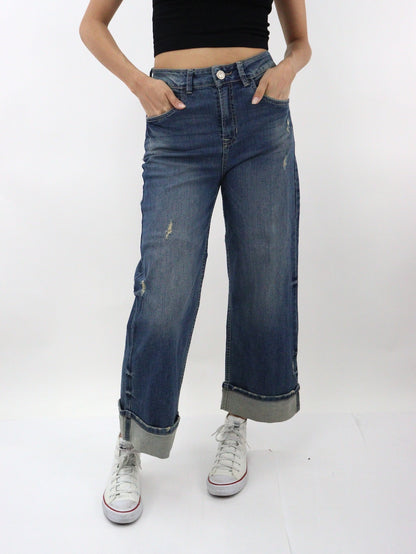 Jeans mom wide de color azul deslavado con destrucción