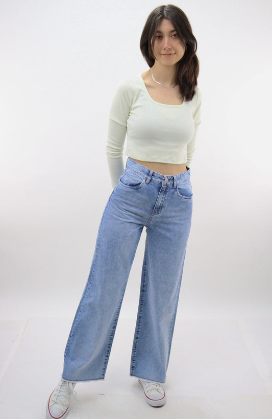 Jeans mom wide de color azul deslavado (NUEVA TEMPORADA)