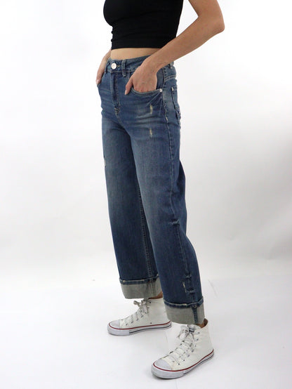 Jeans mom wide de color azul deslavado con destrucción