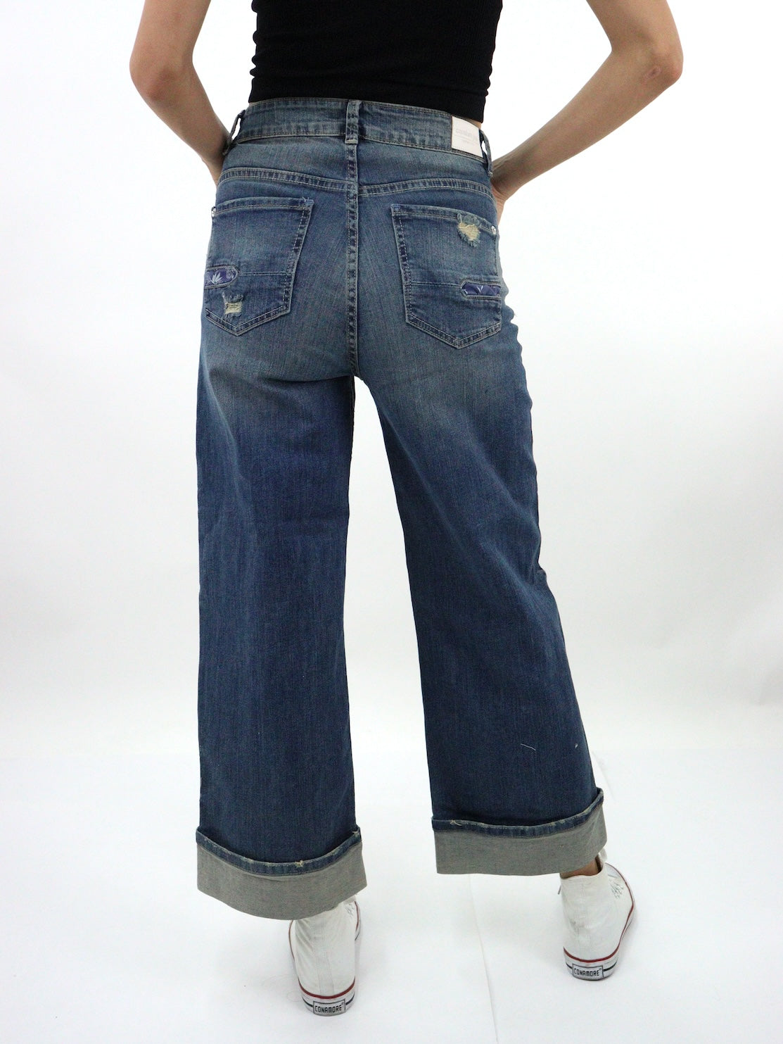 Jeans mom wide de color azul deslavado con destrucción