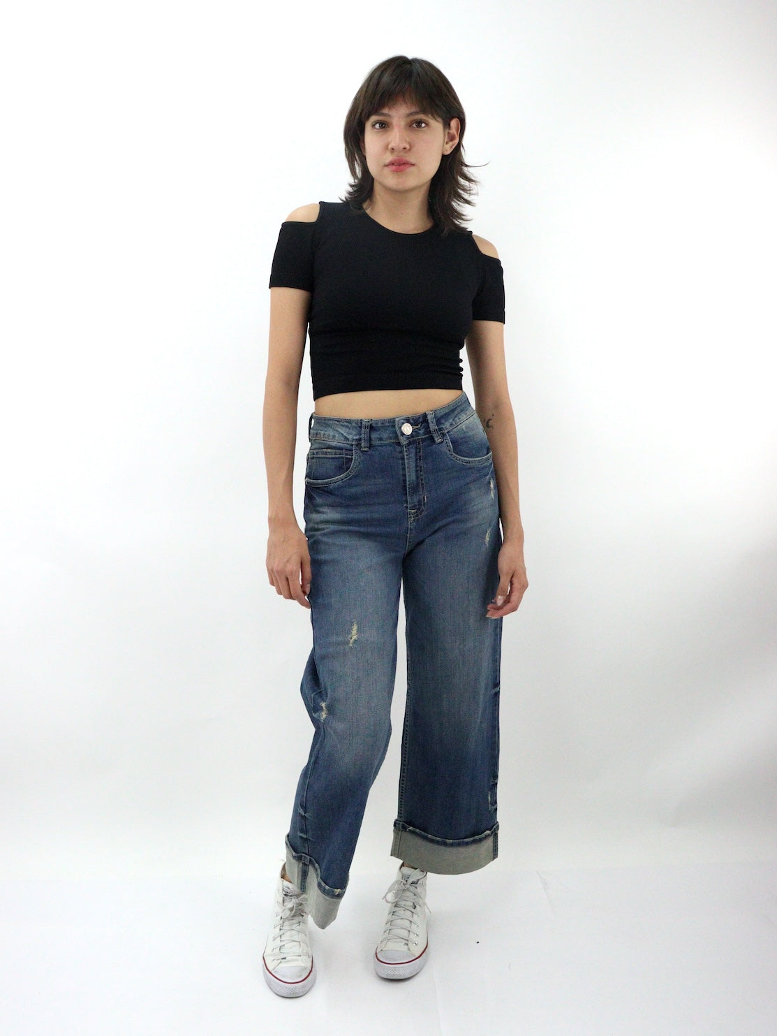 Jeans mom wide de color azul deslavado con destrucción