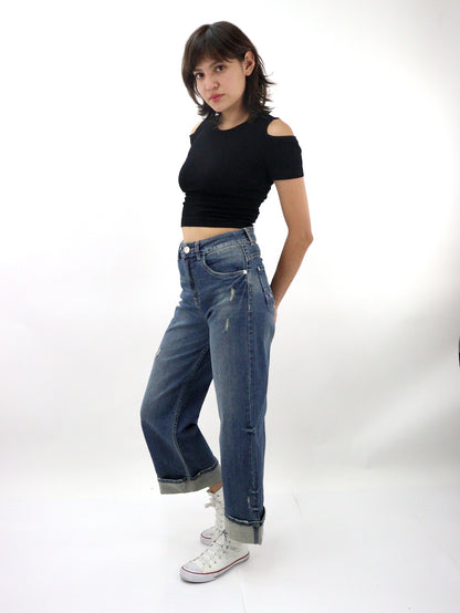 Jeans mom wide de color azul deslavado con destrucción