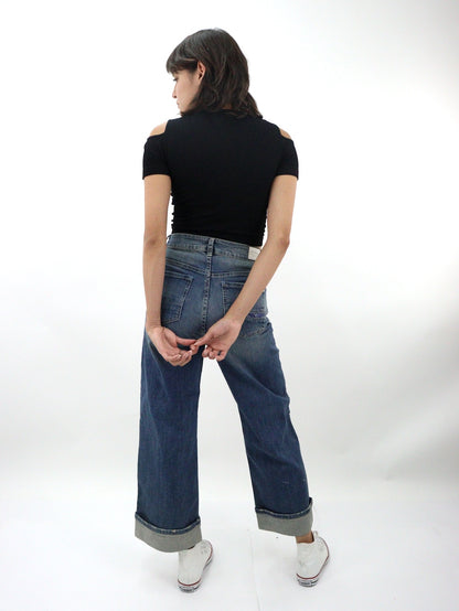 Jeans mom wide de color azul deslavado con destrucción
