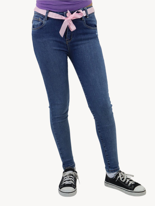 Jeans skinny azul oscuro con listón decorativo