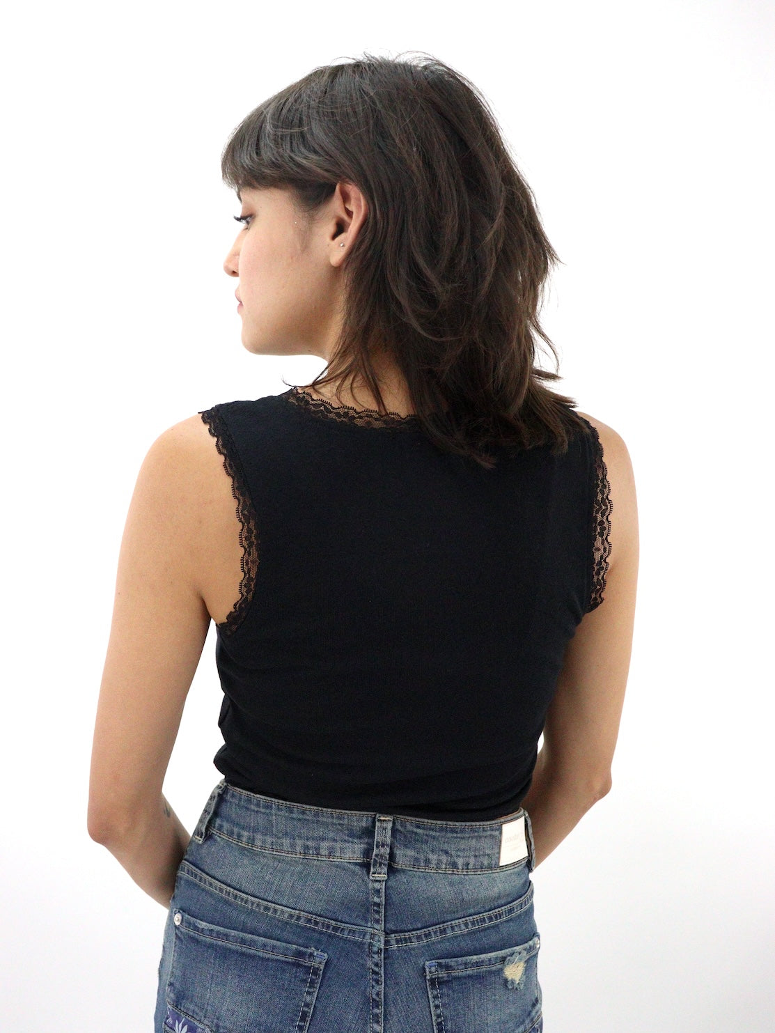 Playera tank de color negro con diseño de encaje