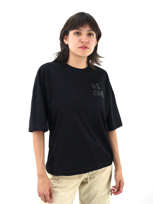Playera oversize de color negro
