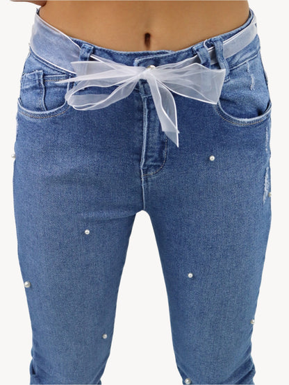 Jeans skinny con cinturón y detalle de perlas