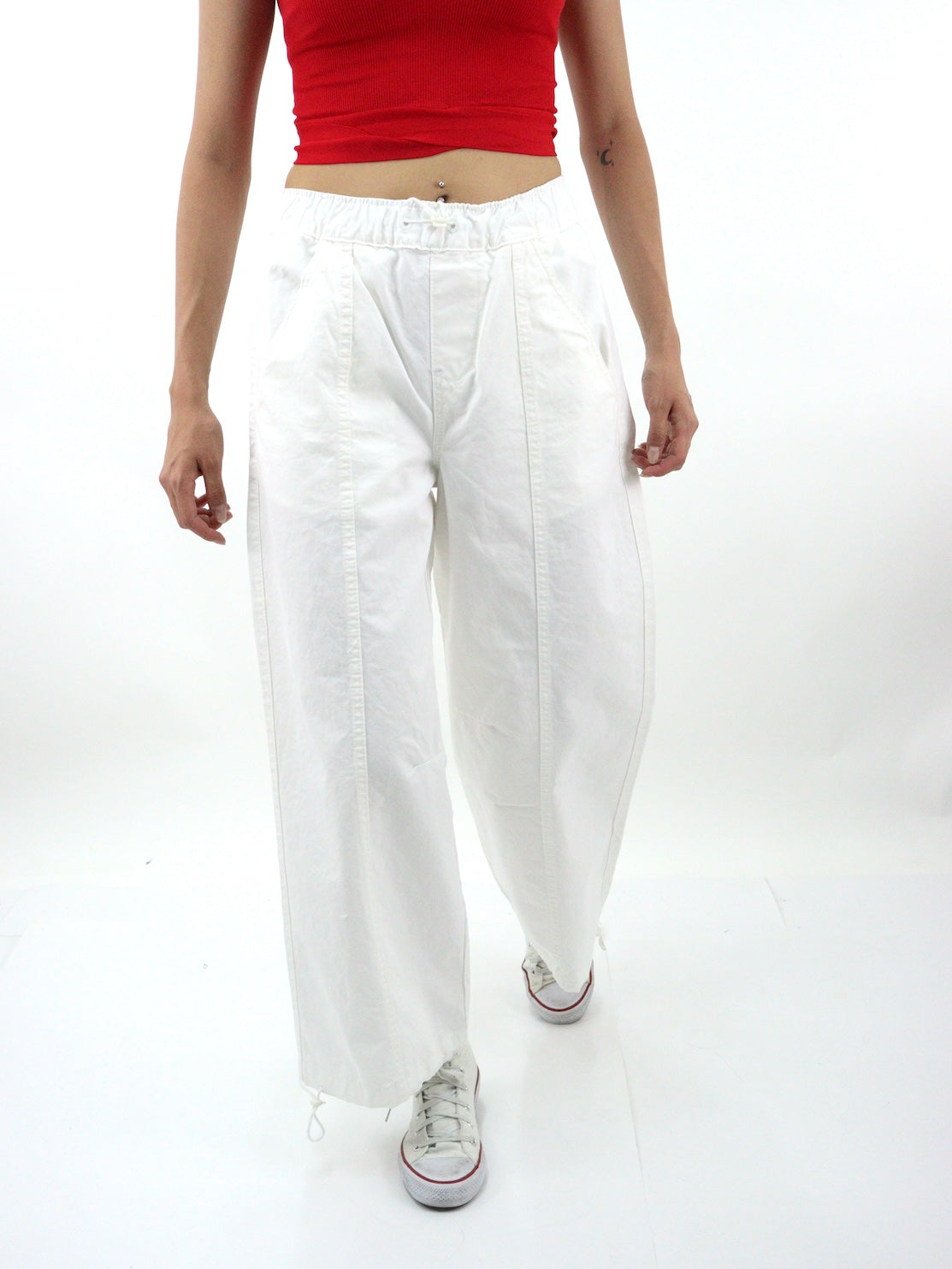 Pantalón parachute de color blanco