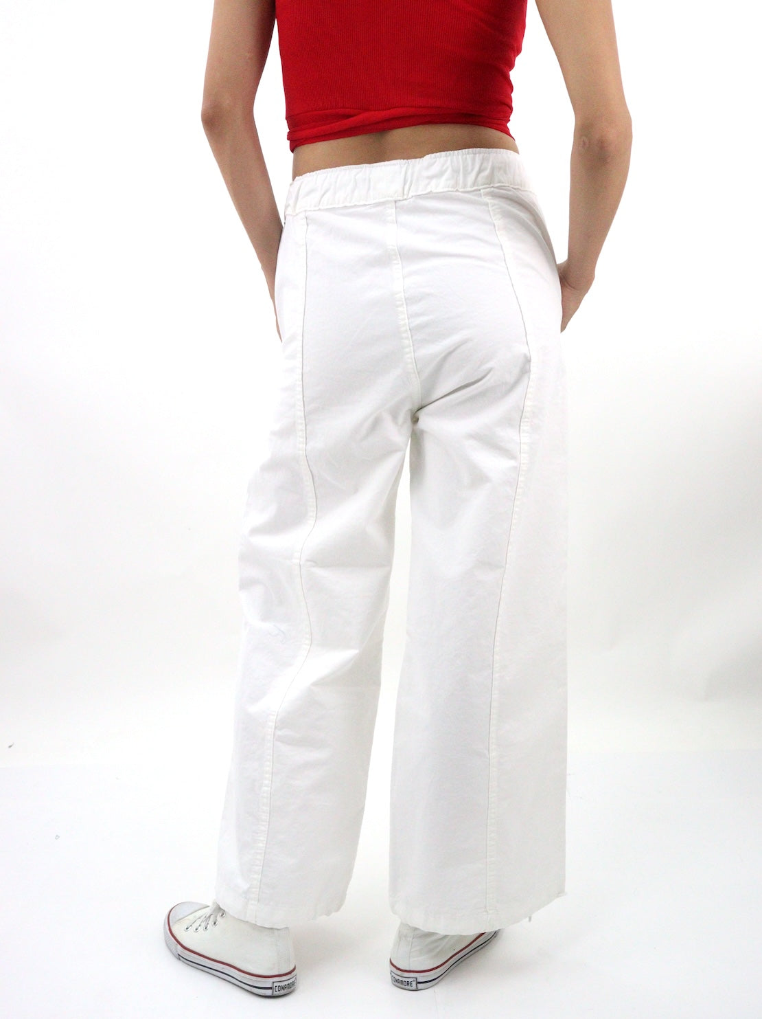 Pantalón parachute de color blanco